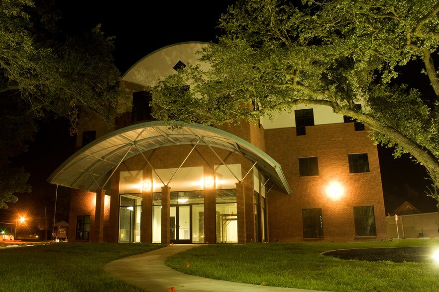 More Photos Of 814 W McNeese St, Lake Charles Office For Lease