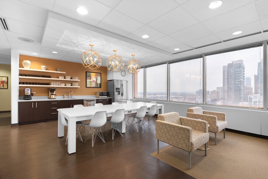 More Photos Of 90 Burnhamthorpe Rd W, Mississauga Coworking Space