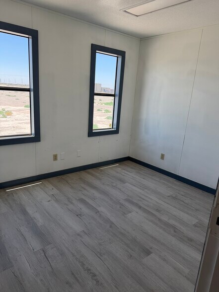 More Photos Of 463 Blackbird Dr, Pecos Industrial For Lease