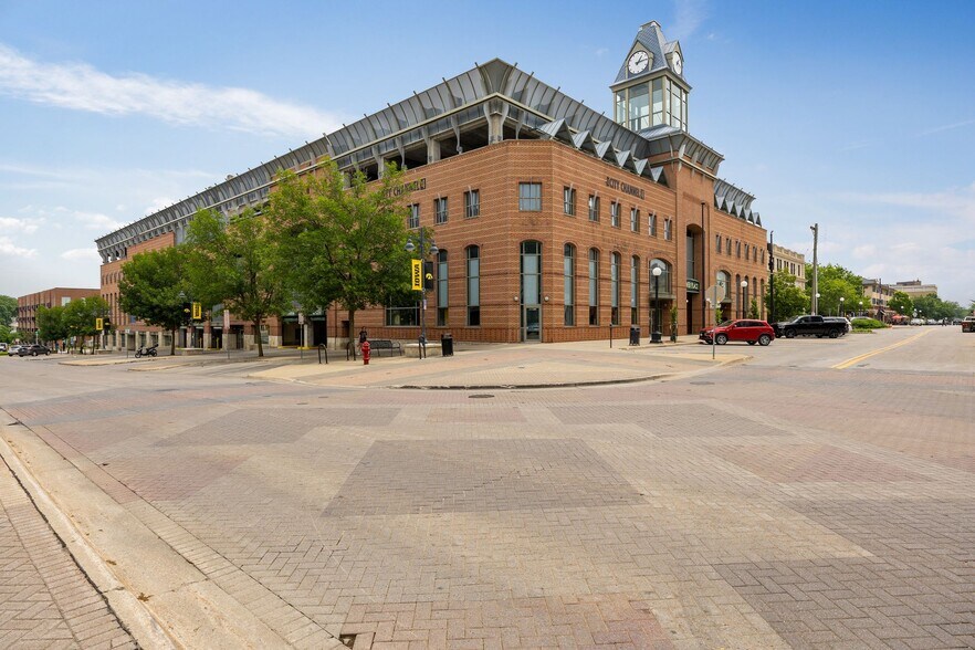 More Photos Of 4 S Linn St, Iowa City Office For Sale