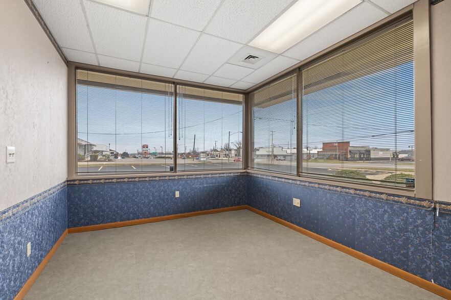 More Photos Of 2050 W Fourth St, Mansfield Medical For Lease