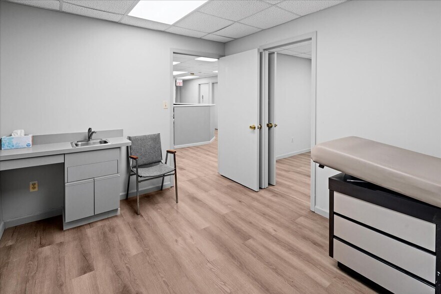More Photos Of 5 Mountain Blvd, Warren Office For Lease