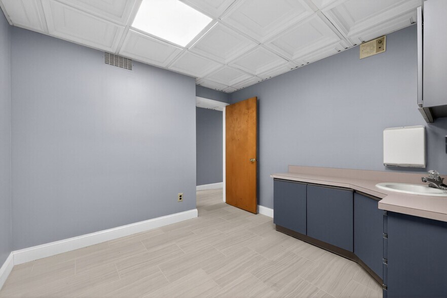 More Photos Of 1701 Wynwood Dr, Cinnaminson Medical For Sale
