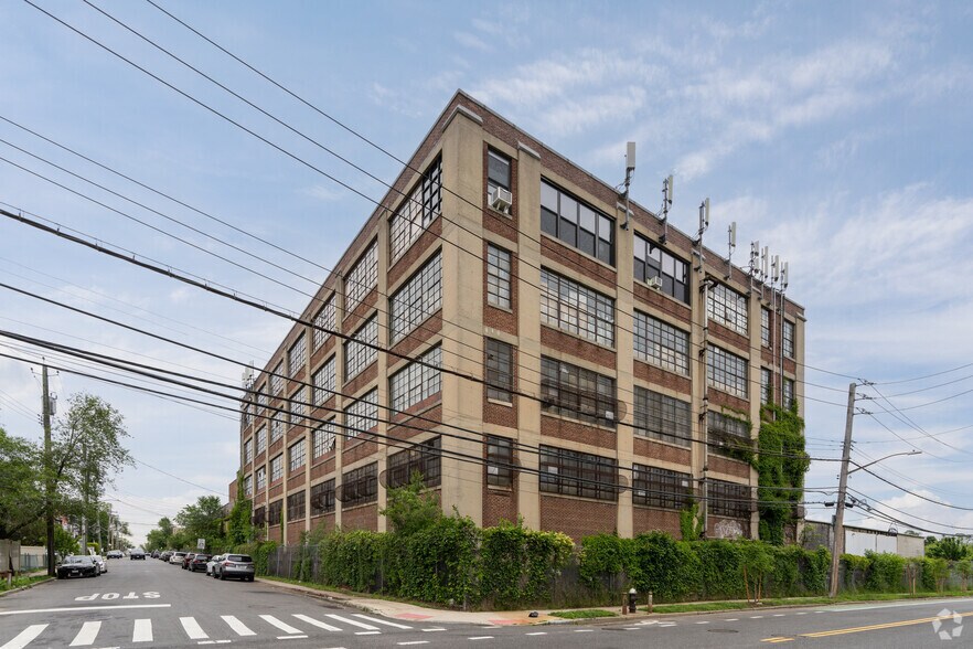 More Photos Of 351 Walker St, Staten Island Flex For Lease