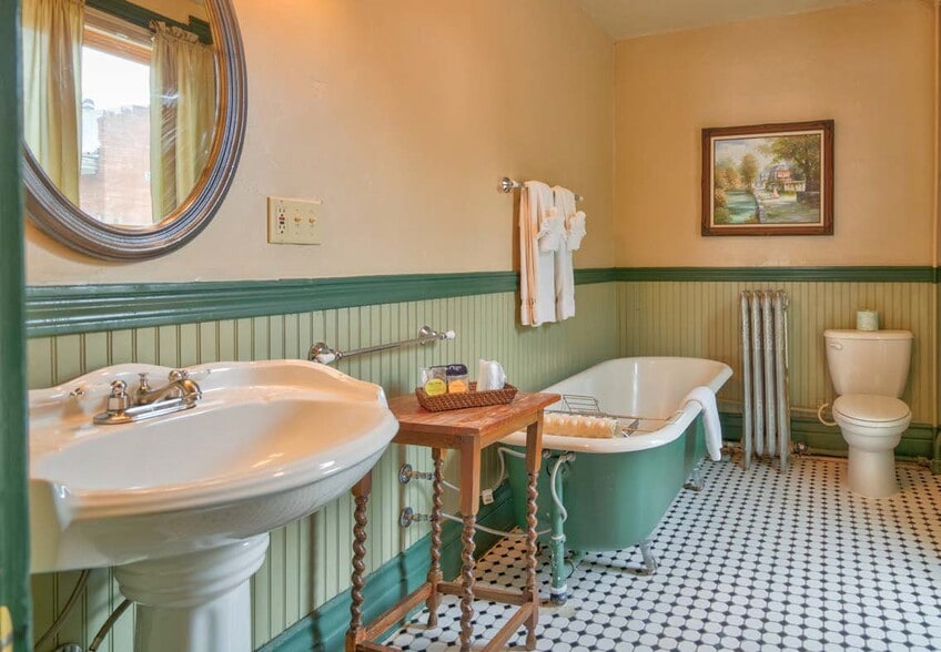 More Photos Of 23 N Leroux St, Flagstaff Hotel For Sale