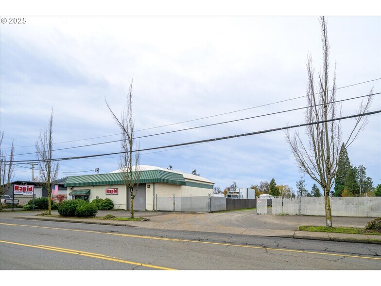 More Photos Of 364 28th St, Springfield Freestanding For Sale