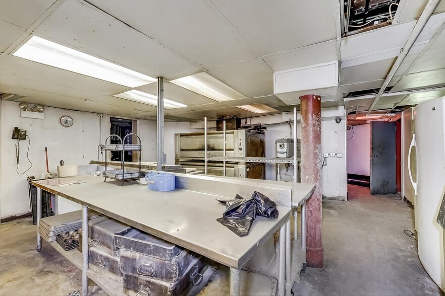 More Photos Of 1970 N Lincoln Ave, Chicago Storefront Retail Residential For Lease