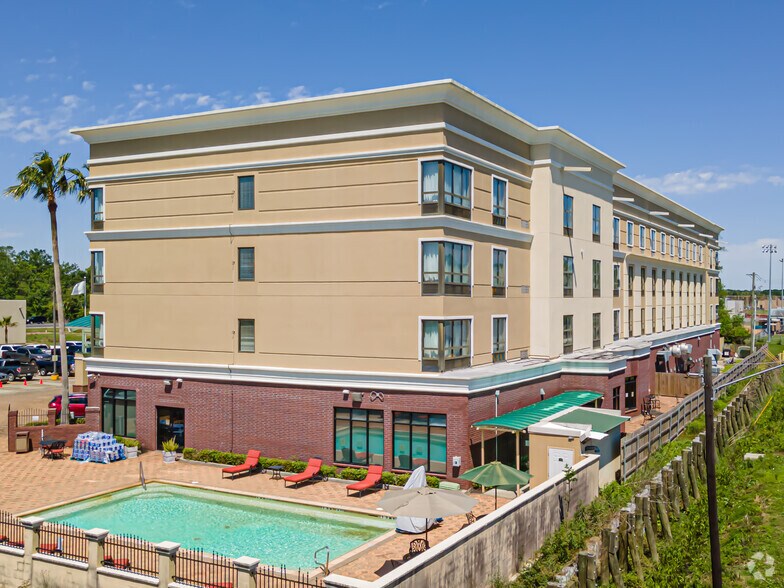 More Photos Of 1800 Martin Luther King Blvd, Houma Hotel For Sale