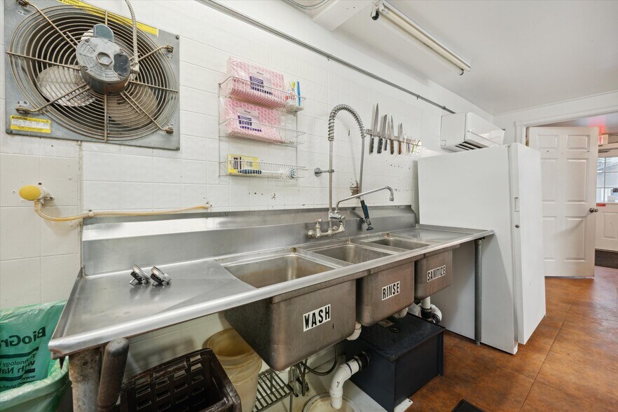 More Photos Of 328 N Main St, Morrice Fast Food For Sale