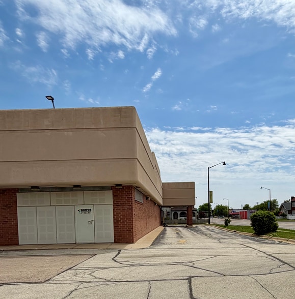 More Photos Of 1602 Kishwaukee St, Rockford Freestanding For Lease