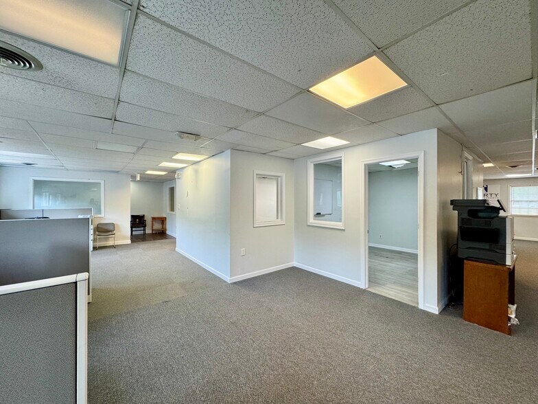 More Photos Of 625 Barksdale Rd, Newark Medical For Lease