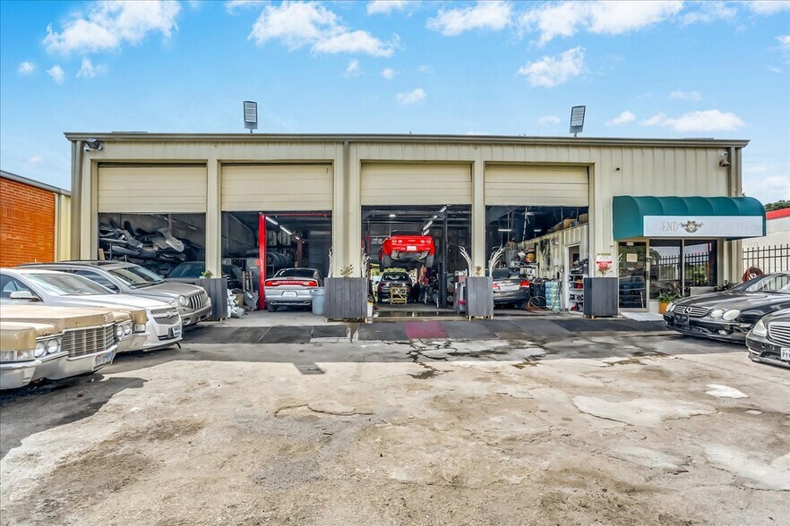 More Photos Of 8504 Hillcroft St, Houston Warehouse For Sale