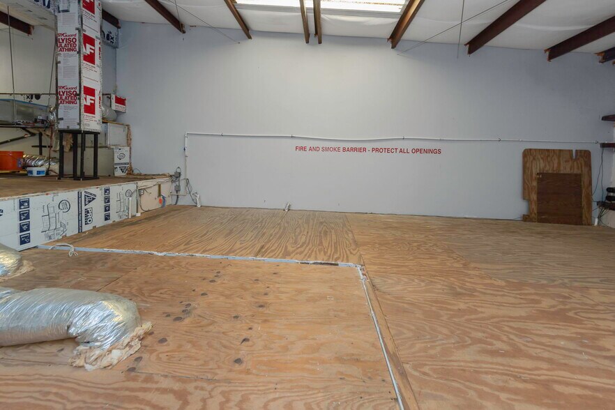 More Photos Of 565 Frederica Ln, Dunedin Warehouse For Lease