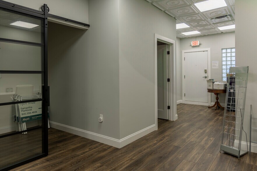 More Photos Of 1433 Main St, Sarasota Storefront For Lease