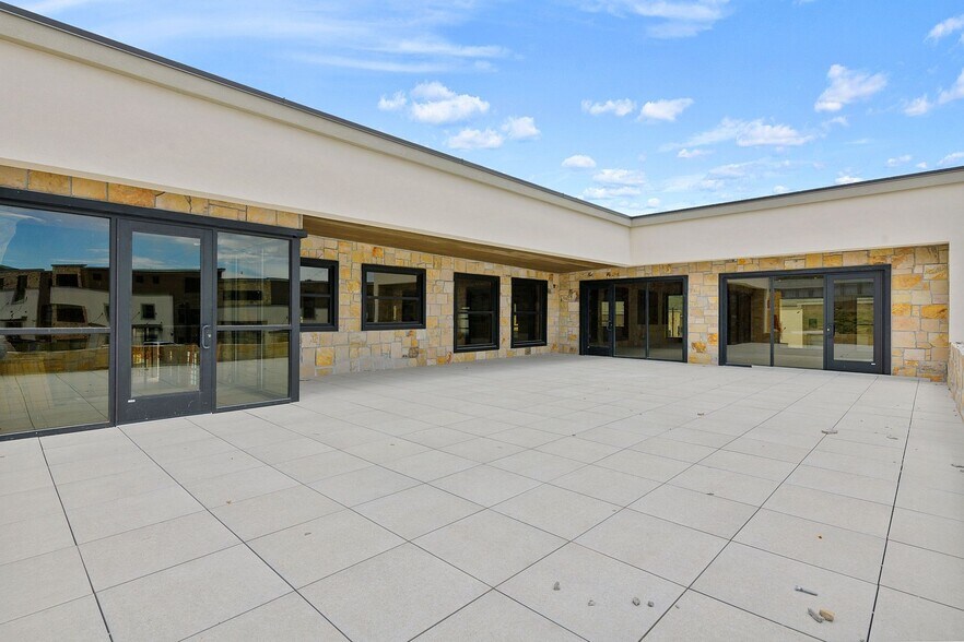 More Photos Of 4554 Forestdale Dr, Park City Showroom For Lease