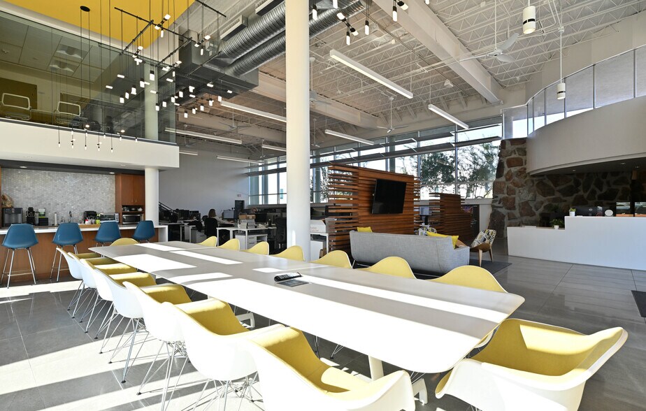 More Photos Of 5001 E Washington St, Phoenix Office For Sale