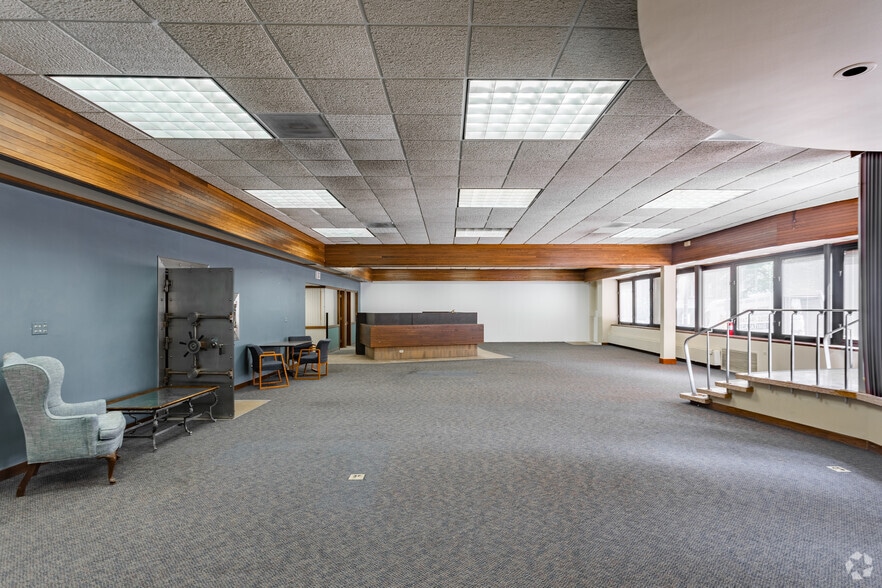 More Photos Of 216 W Madison St, Waukegan Office For Sale