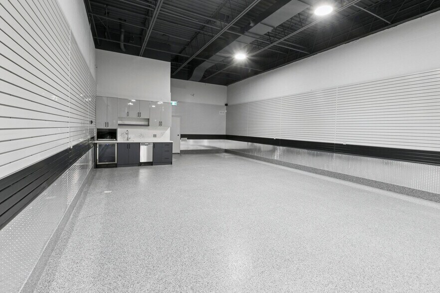 More Photos Of 2721 Markham Rd, Toronto Showroom For Sale