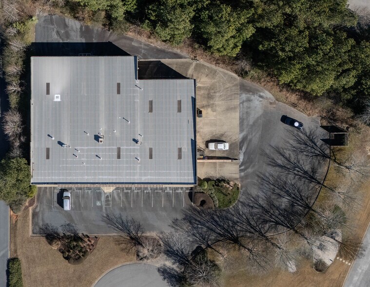 More Photos Of 5930 Gateway Dr, Alpharetta Warehouse For Lease