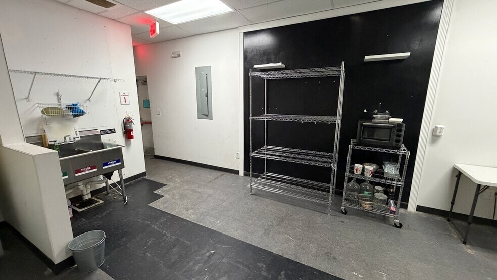 More Photos Of 2100-2104 E Oakland Park Blvd, Fort Lauderdale Freestanding For Lease