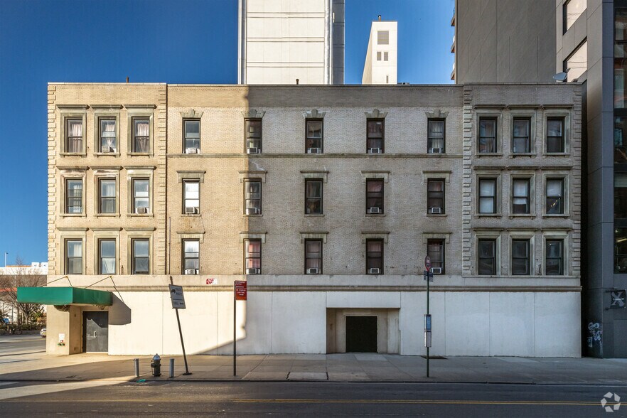 More Photos Of 184 11th Ave, New York Hospitality For Lease