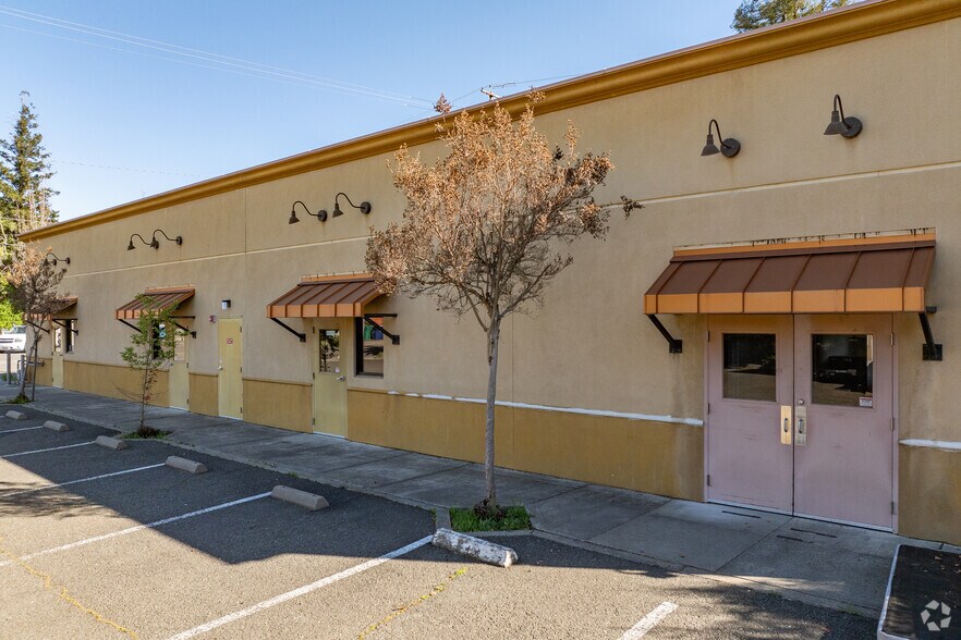 More Photos Of 543 N Cloverdale Blvd, Cloverdale General Retail For Sale