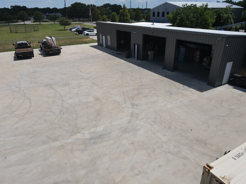 More Photos Of 17130 Groeschke Rd, Houston Warehouse For Lease