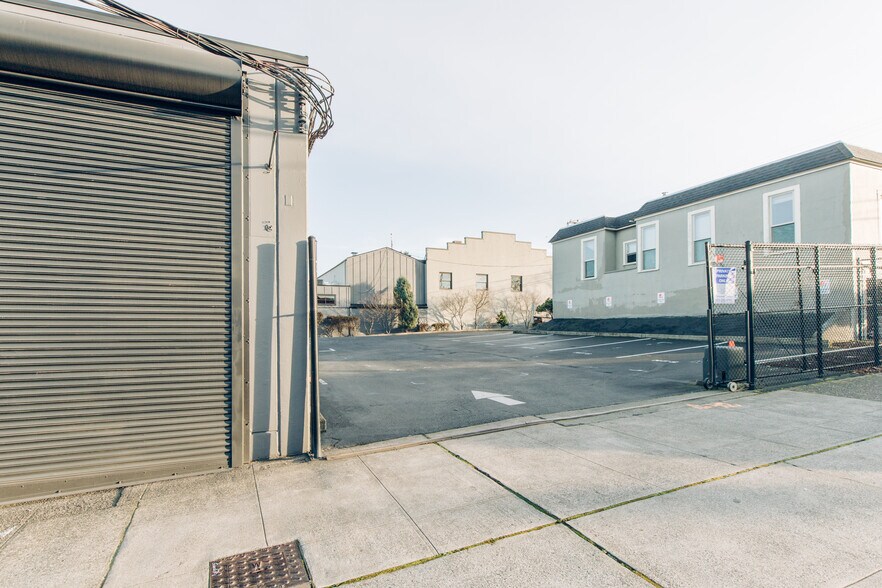 More Photos Of 1005 SE Washington St, Portland Service For Lease