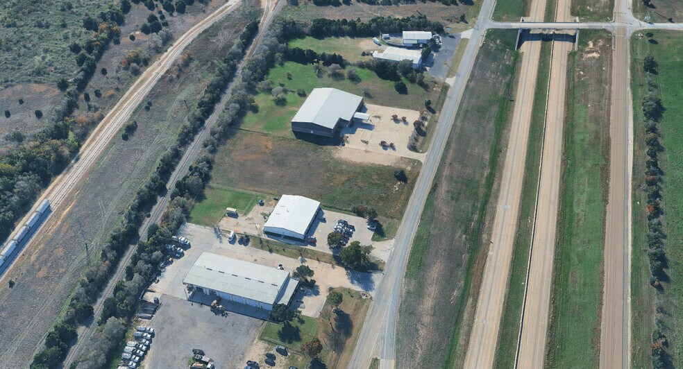 More Photos Of Highway 67, Midlothian Warehouse For Lease