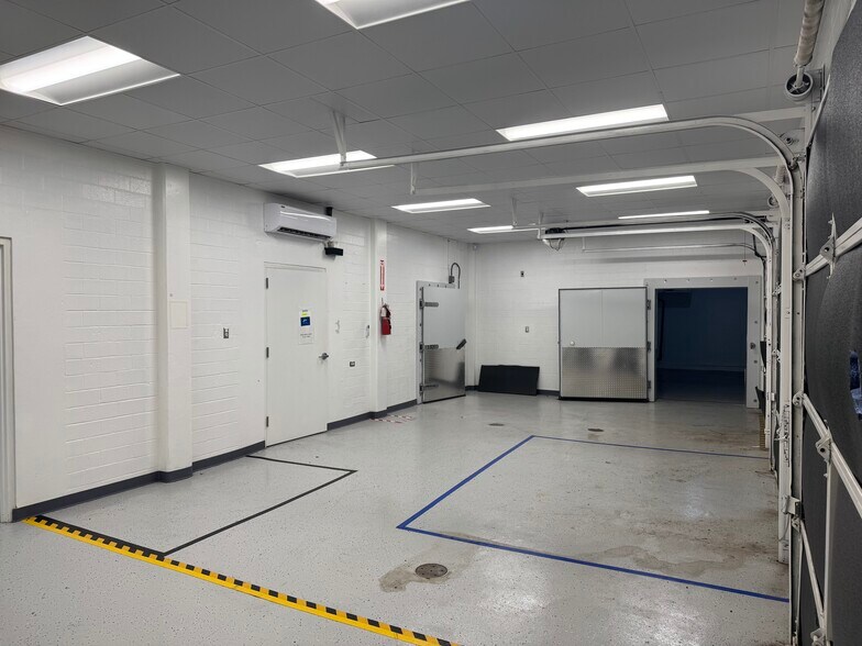 More Photos Of 1403 E Houston St, San Antonio Flex For Lease