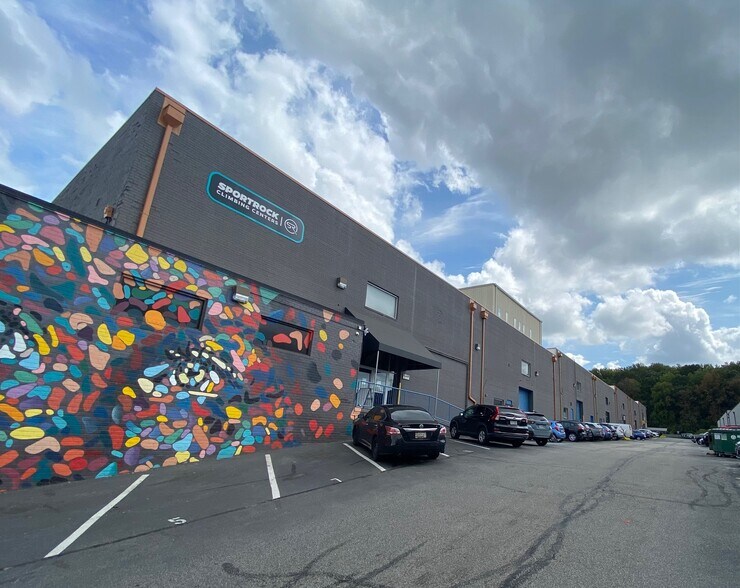 More Photos Of 5300-5320 Eisenhower Ave, Alexandria Warehouse For Lease