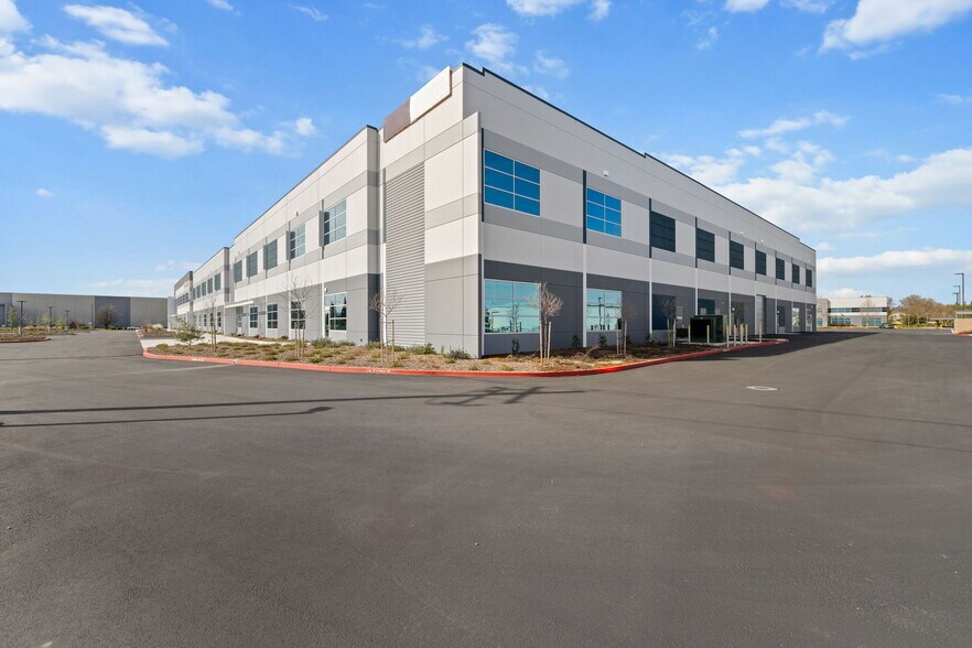 More Photos Of 3808 Faraday Ave, Davis Distribution For Lease
