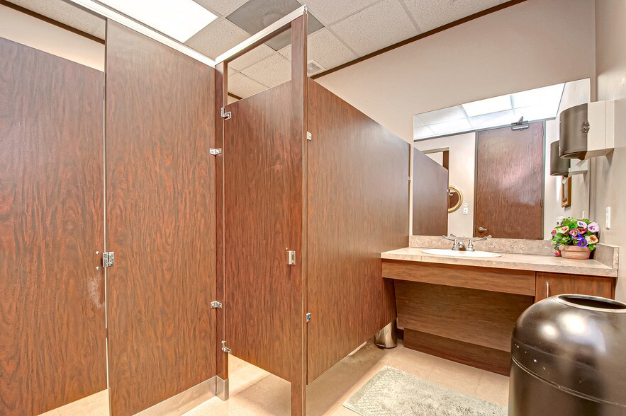 More Photos Of 7102 Glen Chase Ct, Houston Office For Sale