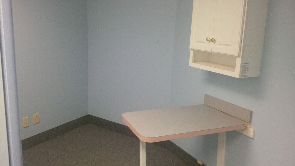 More Photos Of 6810 S Cedar St, Lansing Storefront Retail Office For Lease