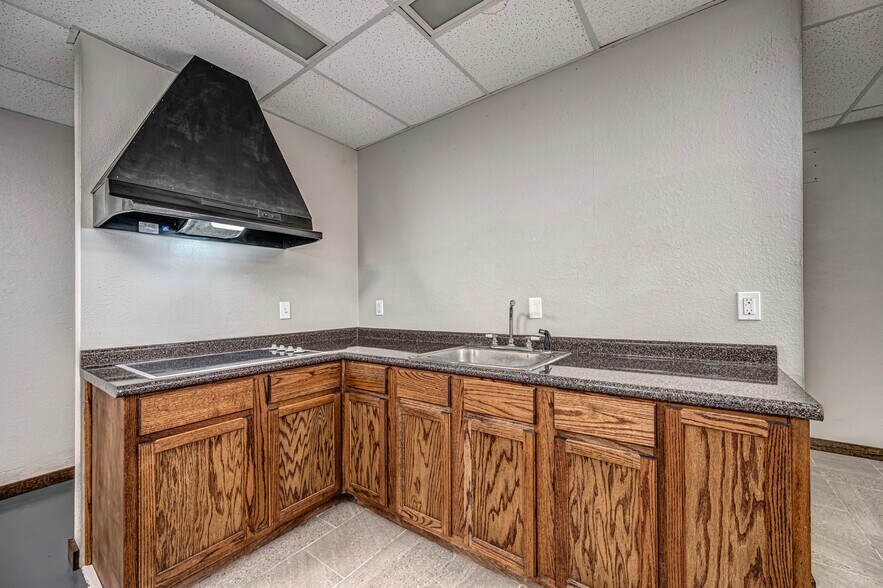 More Photos Of 116 N 2nd St, Noble Light Manufacturing For Lease