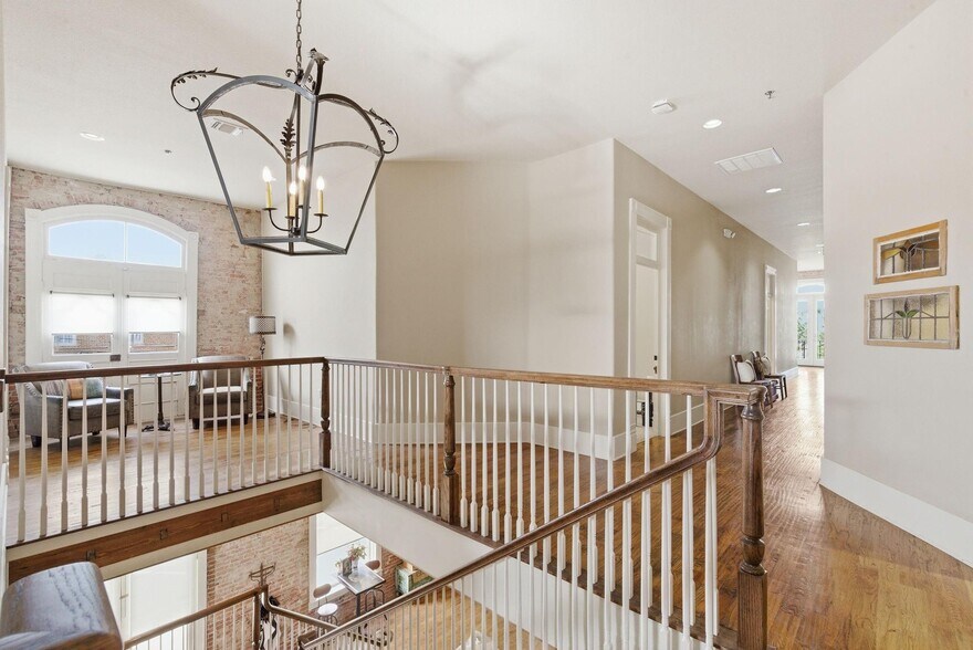 More Photos Of 103 N Pecan St, Hico Hotel For Sale