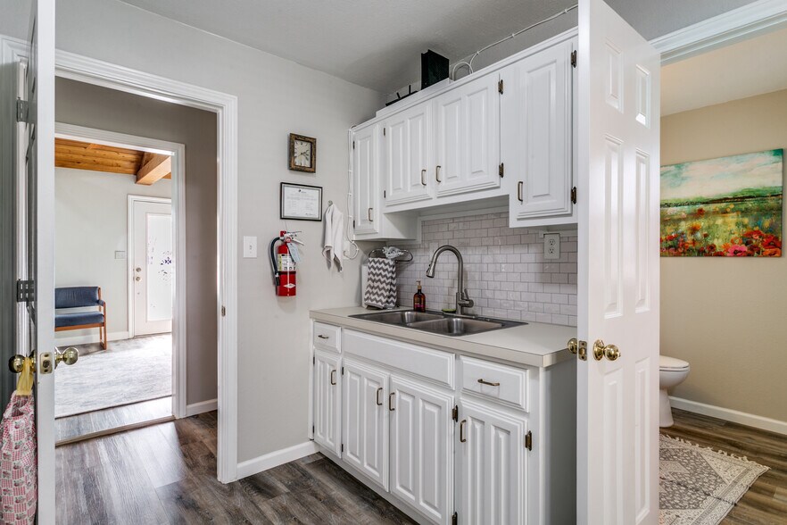 More Photos Of 725 W Purnell Rd, Lewisville Office Residential For Lease