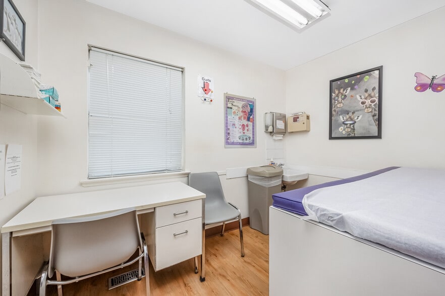 More Photos Of 2611 Corporal Kennedy St, Bayside Office For Sale