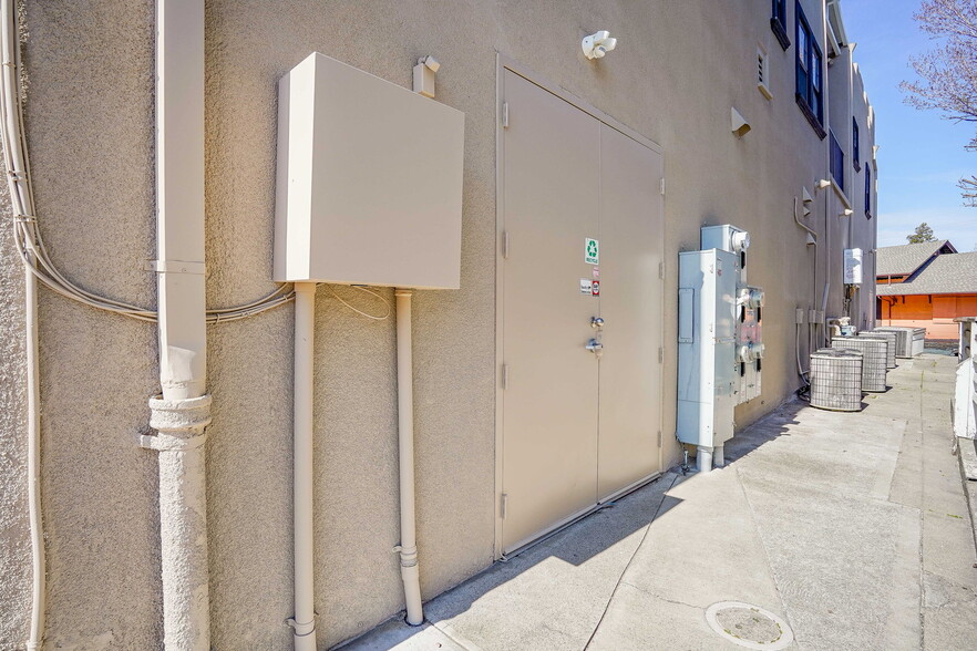 More Photos Of 411-413 Ferry St, Martinez Storefront Retail Office For Sale