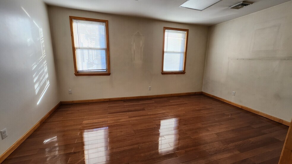 More Photos Of 11614 Myrtle Ave, Richmond Hill Medical For Sale