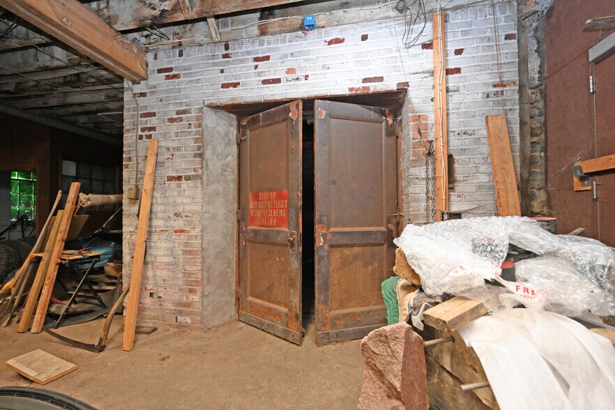 More Photos Of 2025 Dunlap St, Cincinnati Light Manufacturing For Sale