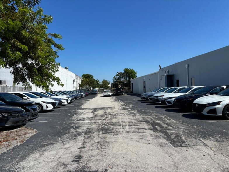 More Photos Of 111 SW 33rd St, Fort Lauderdale Warehouse For Lease