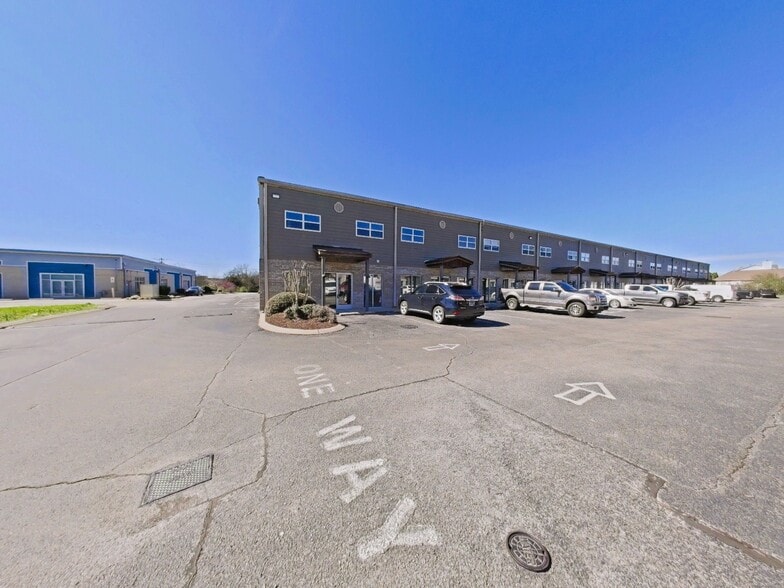 Primary Photo Of 4922 Port Royal Rd, Spring Hill Showroom For Lease