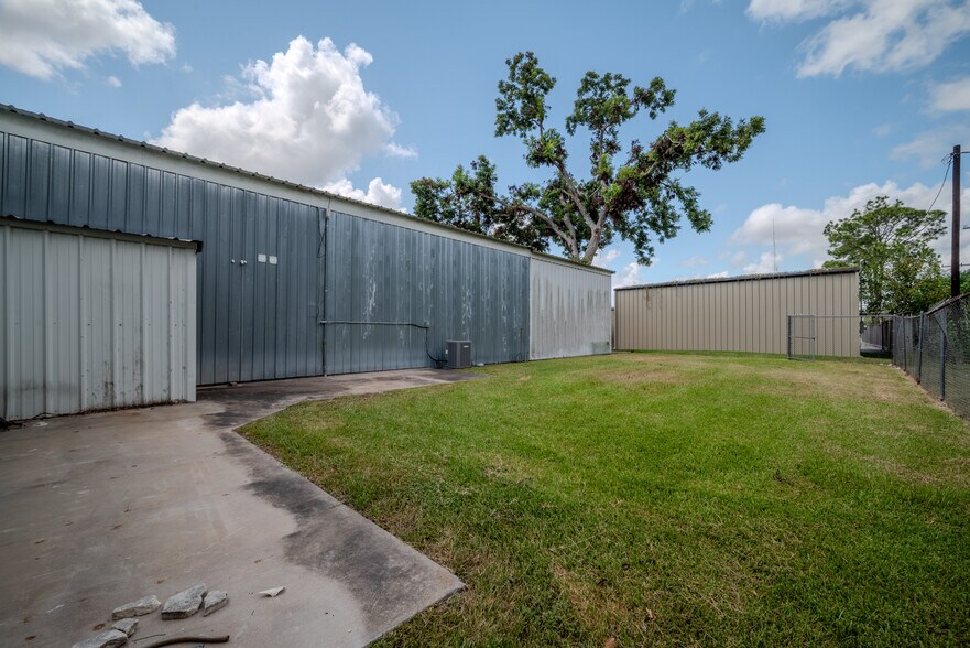 More Photos Of 619 E Jackson St, El Campo Warehouse For Sale
