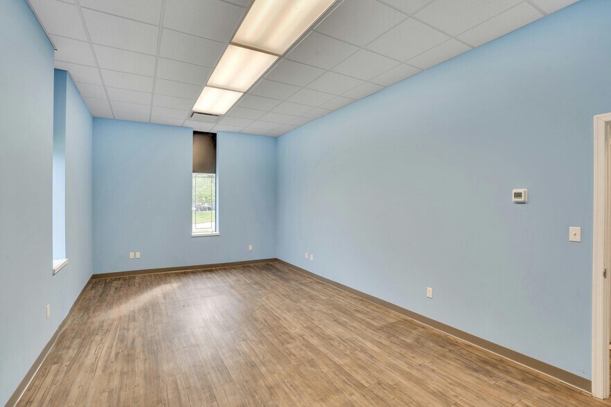 More Photos Of 5 Mars Ct, Montville Warehouse For Lease