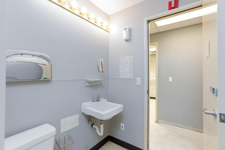 More Photos Of 872 E Sahara Ave, Las Vegas Medical For Lease