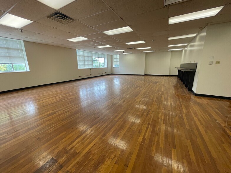 More Photos Of 216 E College St, Seguin Flex For Sale