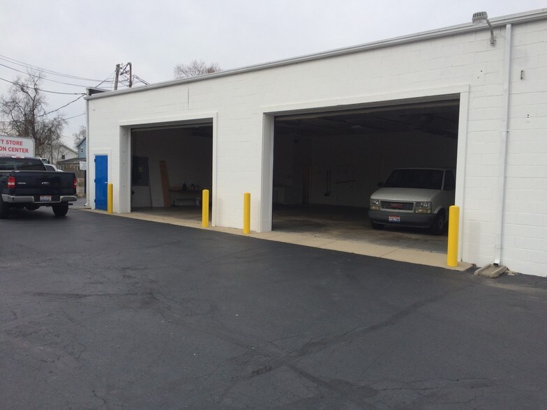 More Photos Of 2419 E High St, Springfield Storefront For Sale