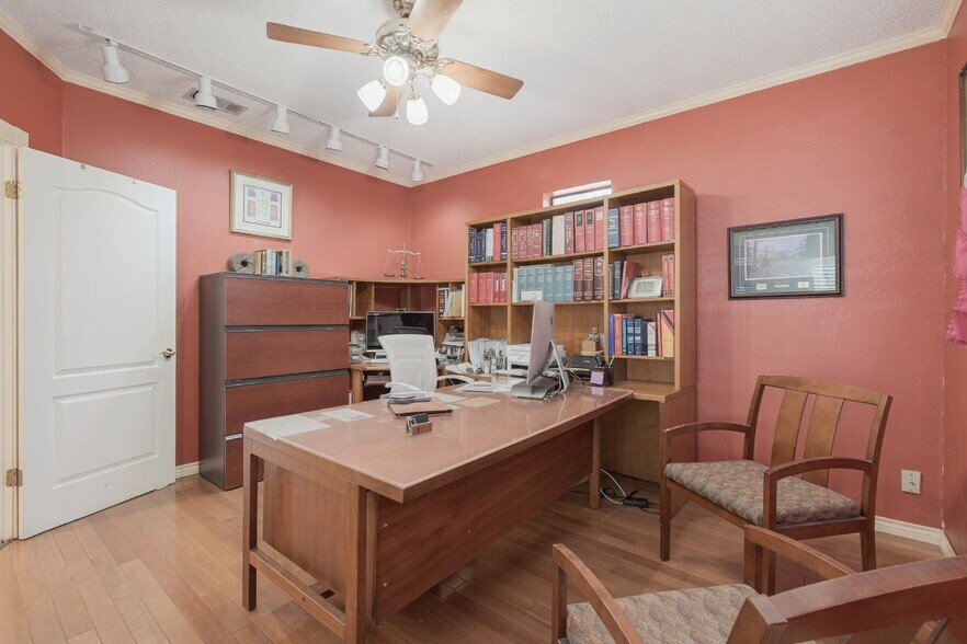 More Photos Of 1715 S 1st St, Austin Office For Sale