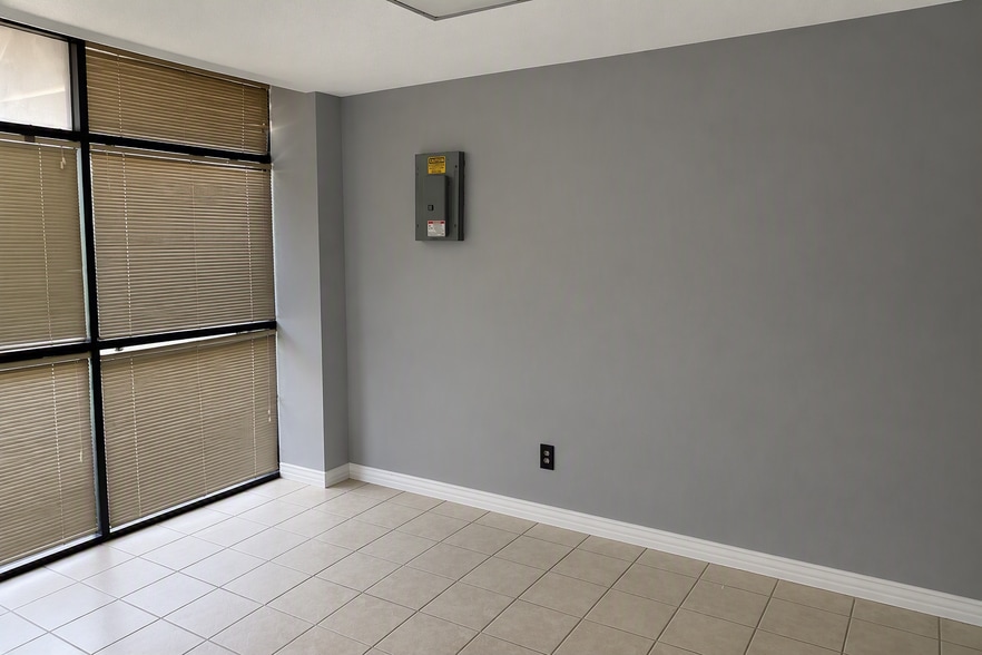 More Photos Of 2529 Merrell Rd, Dallas Light Distribution For Lease